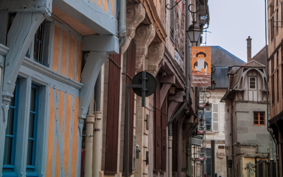 Installation eines neuen Geocaching-Caches durch Troyes La Champagne Tourisme